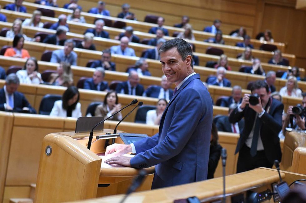 El presidente del Gobierno, Pedro Sánchez, interviene durante un pleno del Senado, a 25 de abril de 2023, en Madrid (España). Sánchez y Feijóo se enfrentan hoy a su cuarto cara a cara en el Pleno del Senado. El debate, a tan solo dos semanas para que ar