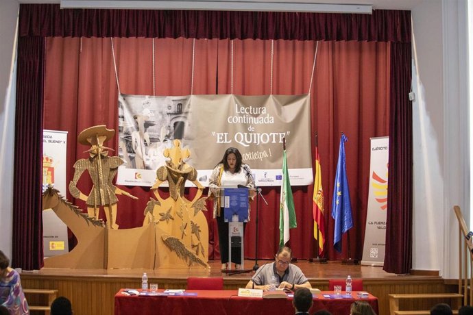 La delegada de Cohesión Social, Consumo y Participación Ciudadana de la Diputación de Córdoba, Dolores Amo, participa en la 'Lectura Continuada de El Quijote'.