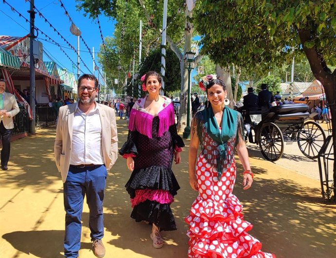 El portavoz parlamentario de Adelante Andalucía, José Ignacio García, la candidata al Ayuntamiento de Sevilla, Sandra Heredia, y la portavoz de Adelante, Teresa Rodríguez, este martes en la Feria de Sevilla.