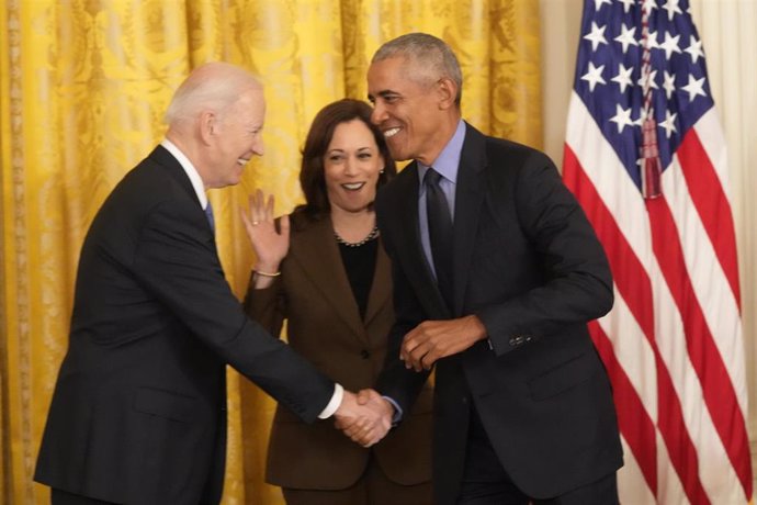 Archivo - El presidente Joe Biden saluda a su predecesor, Barack Obama, en presencia de la vicepresidenta Kamala Harris