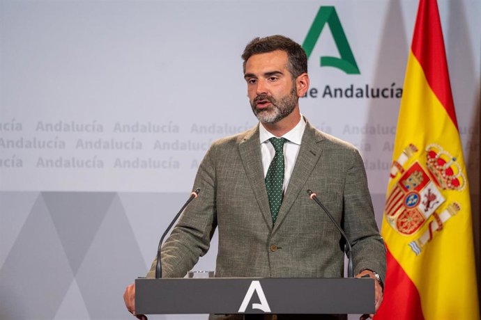 El consejero de Sostenibilidad, Medio Ambiente y Economía Azul y portavoz del Gobierno, Ramón Fernández Pacheco, en la rueda de prensa posterior al Consejo de Gobierno andaluz en el Palacio de San Telmo, a 25 de abril de 2023 en Sevilla (Andalucía, Espa