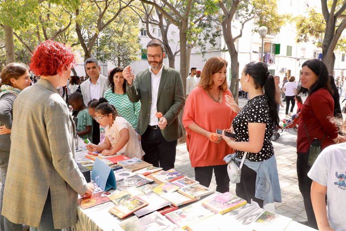 Armengol e Hila visitan en Son Gotleu actividades por el Día del Libro.