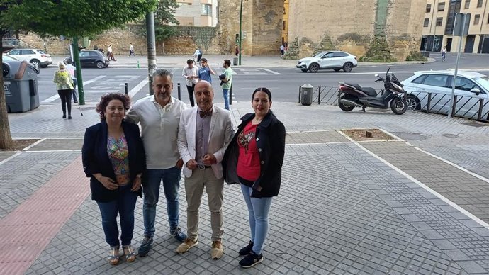 Hurtado (2 dcha.) con representantes del AMPA del CEIP Torre de La Malmuerta.