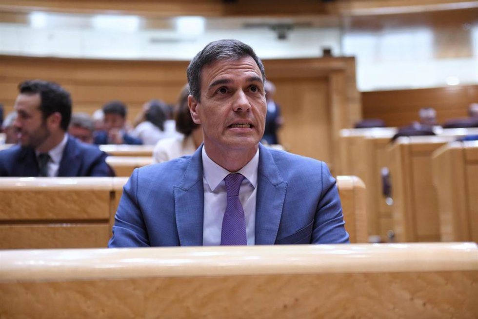 El presidente del Gobierno, Pedro Sánchez, durante un pleno del Senado, a 25 de abril de 2023, en Madrid (España). Sánchez y Feijóo se enfrentan hoy a su cuarto cara a cara en el Pleno del Senado. El debate, a tan solo dos semanas para que arranque ofic