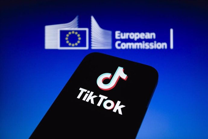 Archivo - Un teléfono móvil inicia la aplicación de TikTok frente al logo de la Comisión Europea