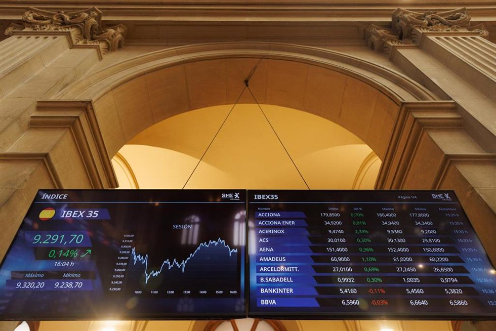 Un panel del IBEX 35 en el Palacio de la Bolsa, a 13 de abril de 2023, en Madrid (España). Las acciones de Ferrovial han amanecido hoy con un avance del 0,48%, hasta los 27,27 euros por título, el día de su histórica junta de accionistas para decidir 