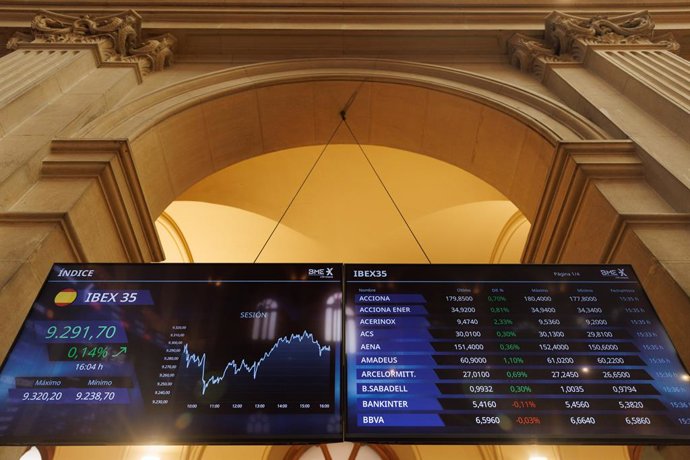 Un panel del IBEX 35 en el Palacio de la Bolsa, a 13 de abril de 2023, en Madrid (España). Las acciones de Ferrovial han amanecido hoy con un avance del 0,48%, hasta los 27,27 euros por título, el día de su histórica junta de accionistas para decidir 