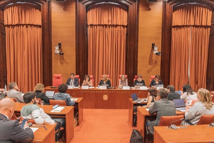 Imagen de la Comisión de Agricultura con los consellers Joan Ignasi Elena y Teresa Jord