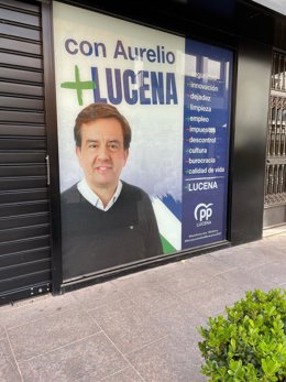 Imagen del candidato del PP colocada en la calle El Peso de Lucena que la JEP ha ordenado retirar tras la denuncia del PSOE.