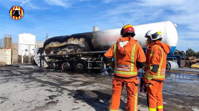 Asistido el conductor de un camión de mercancías peligrosas tras incendiarse el vehículo por una fuga