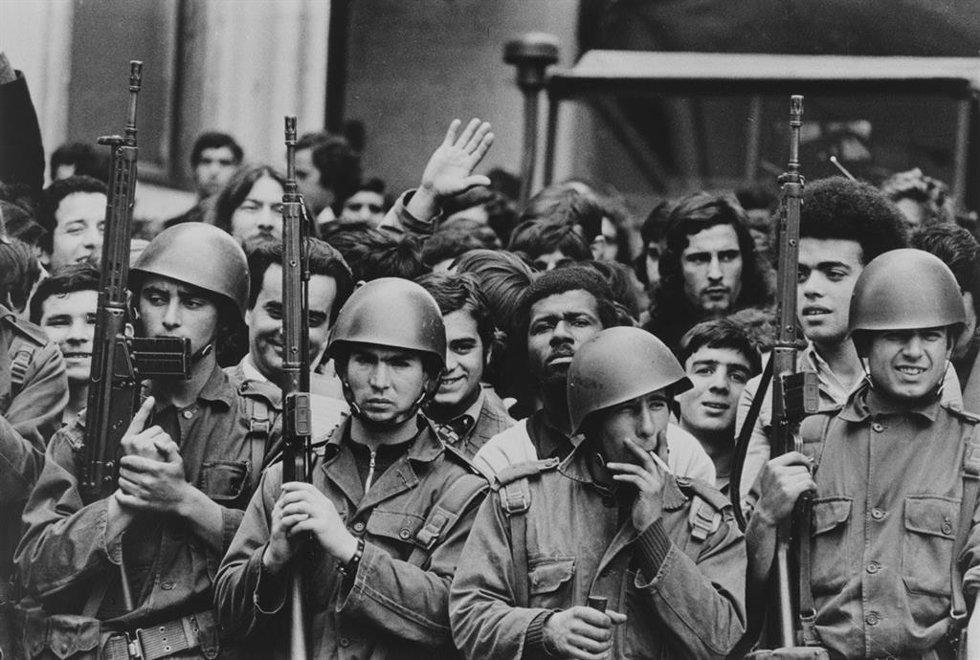 Soldados en la revolución de los Claveles