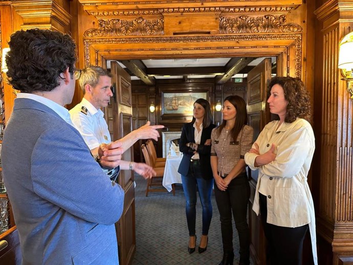 Recibimiento a la tripulación del Sea Cloud en el Puerto de Almería.