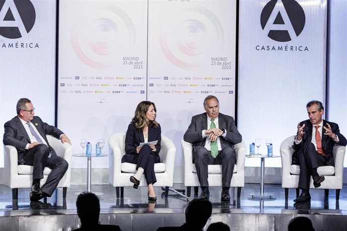 (I-D) El director de Asuntos Corporativos y Sostenibilidad de Telefónica, Eduardo Navarro; la secretaria de estado de Comercio, Xiana Fernández; el CEO de Iberdrola España, Mario Ruíz-Tagle, y el CEO regional de Latam Norte de Mapfre, Jesús Martínez,.