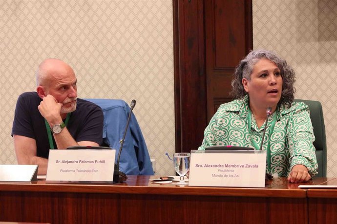El escritor Alejandro Palomas y la presidenta de El Mundo de los ASI, Alexandra Membrive, en el Parlament