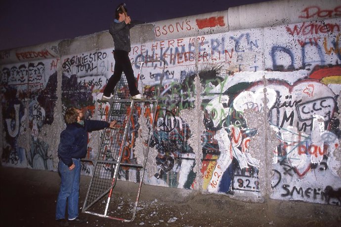 Archivo - Sept. 17, 2013 - West Berlin, Germany - A man chisels a piece of the wall that divided East and West Berlin on  November 14, 1989 in Berlin, West Germany. The borders between the two countries were opened on Nov. 9, 1989 allowing the free pass