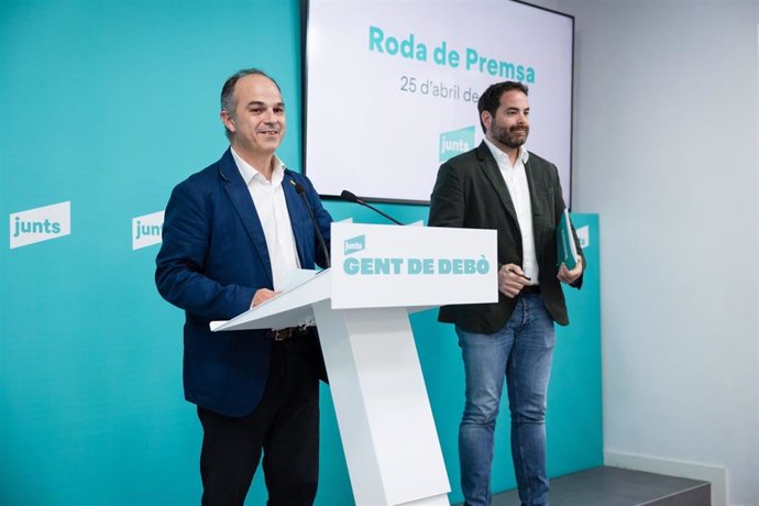 El secretario general de Junts, Jordi Turull, y el secretario de política municipal del partido, David Saldoni, en rueda de prensa.