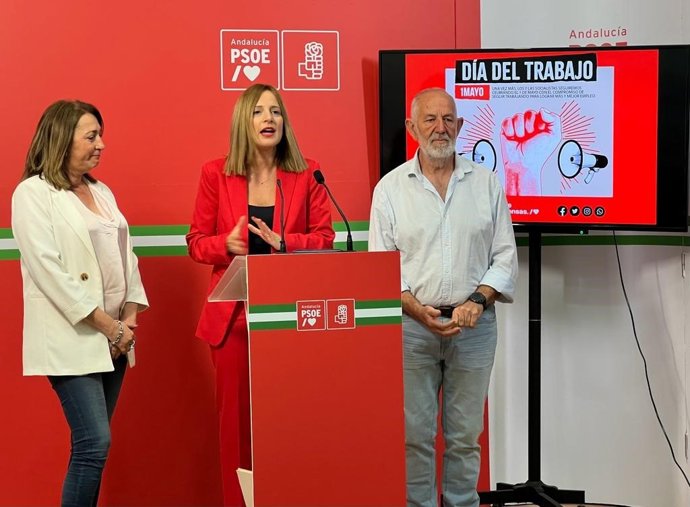 La secretaria de Organización del PSOE de Cádiz, Ana Carrera, junto a los secretarios generales de los sindicatos UGT y CCOO, Antonio Pavón e Inmaculada Ortega