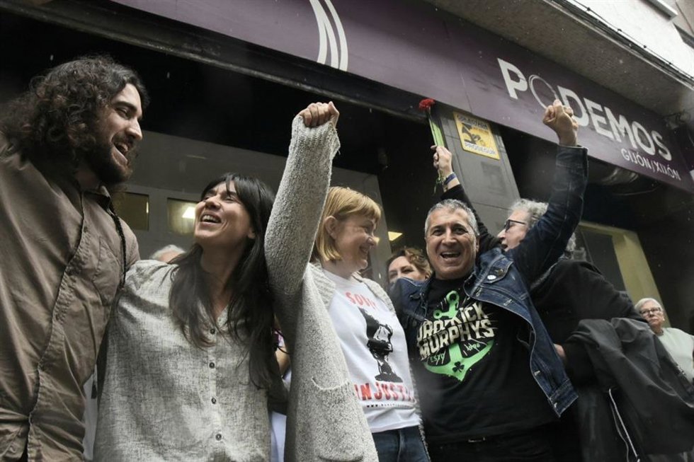 Laura Tuero, Covadonga Tomé y Xune Elipe, junto a Jorge Fernández ante la sede de Podemos en Gijón