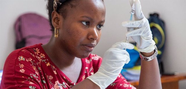 Archivo - Vacunación contra la malaria con la vacuna 'R21/Matrix-M', desarrollada por la Universidad de Oxford, en un hospital de Tanzania.