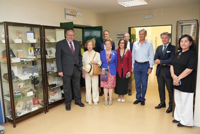 El rector (izda.), en la inauguración las bibliotecas García y Bellido y Jordano Barea, junto a familiares que han donado los fondos.