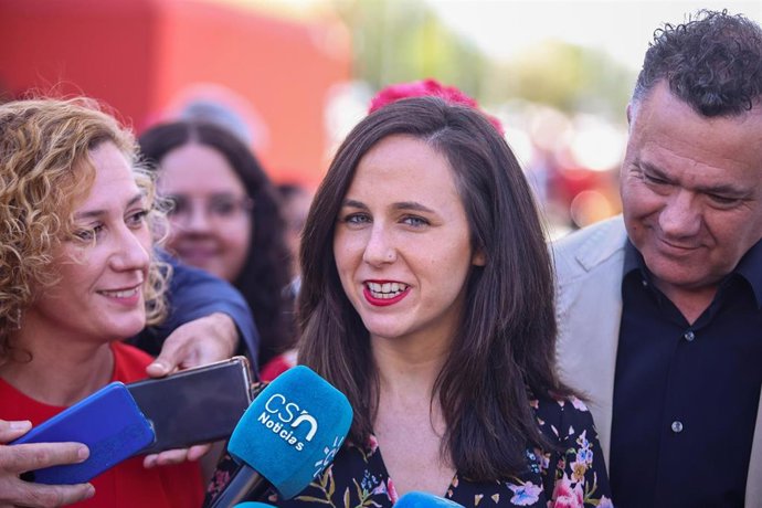 La secretaria general de Podemos y ministra de Derechos Sociales y Agenda 2030, Ione Belarra atiende a los medios de comunicación, a 23 de abril de 2023, en Sevilla, (Andalucía, España). 