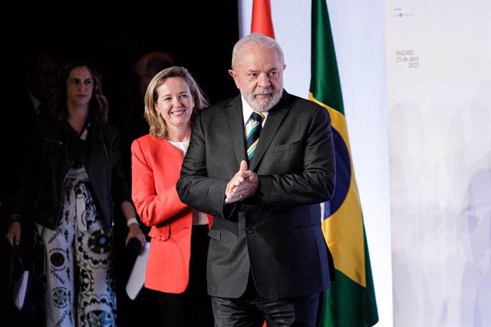 El presidente de la República de Brasil, Luiz Inácio Lula da Silva, y la vicepresidenta primera del Gobierno y ministra de Asuntos Económicos y Transformación Digital, Nadia Calviño, durante la clausura del Encuentro Empresarial España-Brasil