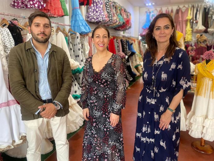La candidata de Vox a la Alcaldía de Córdoba, Yolanda Almagro (dcha), y el número 5 de la candidatura, Miguel Castellano, visitan el taller de la diseñadora cordobesa Basi del Río.