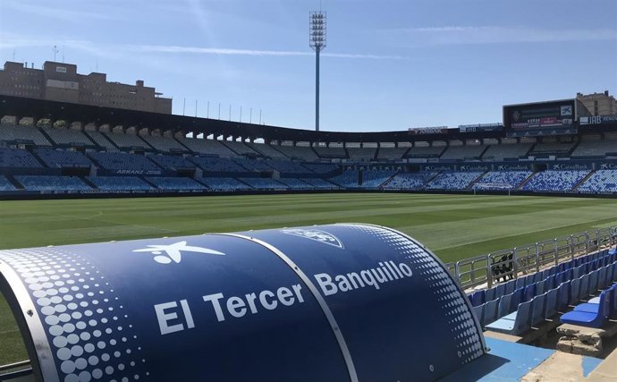 Estadio de La Romarda con el banquillo en primer plano