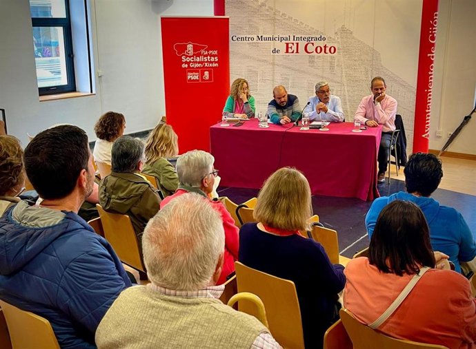 El candidato socialista a la Alcaldía de Gijón Luis Manuel Flórez 'Floro' se reúne con el vecindario de El Coto
