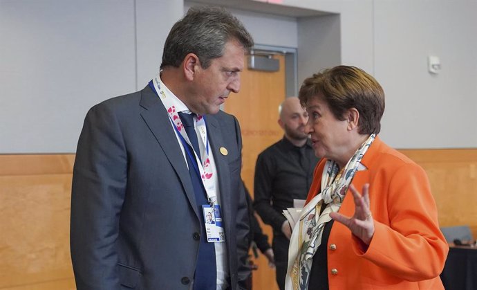 El ministro de Economía de Argentina, Sergio Massa, y la directora gerente del Fondo Monetario Internacional, Kristalina Georgieva