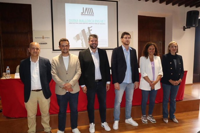 La Secretaria General de la Federación Socialista de Mallorca, presidenta del Consell de Mallorca y candidata a la reelección, Catalina Cladera, durante el debate organizado por Jóvenes Arquitectos de Mallorca
