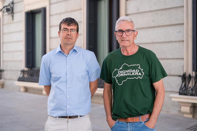 El diputado de Unidas Podemos en el Congreso, Pedro Honrubia (i) y el líder sindical y exdiputado de Unidas Podemos, Diego Cañamero (d)