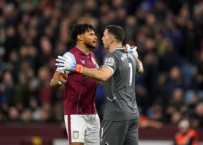 Archivo - 04 January 2023, United Kingdom, Birmingham: Aston Villa's Tyrone Mings and goalkeeper Emiliano Martinez before the English Premier League soccer match between Aston Villa and Wolverhampton Wanderers at Ashton Gate. Photo: Tim Goode/PA Wire/dpa