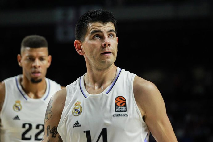 Archivo - El alero argentino Gabriel Deck durante un partido del Real Madrid