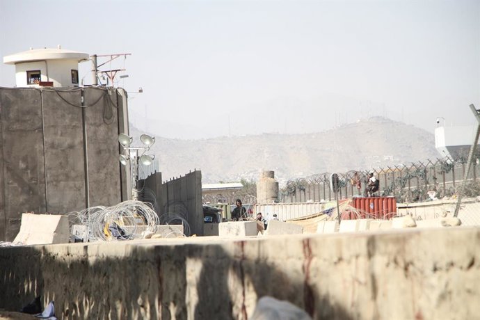 Archivo - (210827) -- KABUL, Aug. 27, 2021 (Xinhua) -- Photo taken on Aug. 27, 2021 shows the explosion site near the Kabul airport in Afghanistan. The death toll from the Kabul airport attacks on Thursday has reportedly risen to at least 103.