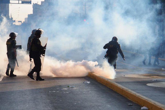 Archivo - January 24, 2023, Lima, Lima, Peru: Police repressing protesters when for the fifth day in a row, thousands of unionists, students an indigenous organizations took to the streets demanding President Dina Boluarte resignation