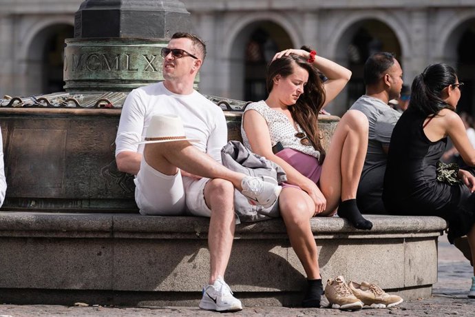 Dos personas se sientan al sol, a 24 de abril de 2023, en Madrid (España). Una masa de aire marítimo procedente del Atlántico subtropical ha generado una ola de calor que anticipa las temperaturas propias de verano en España. 