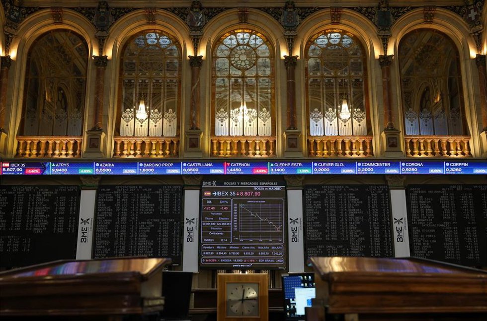 Archivo - Un panel del Ibex 35 en el Palacio de la Bolsa