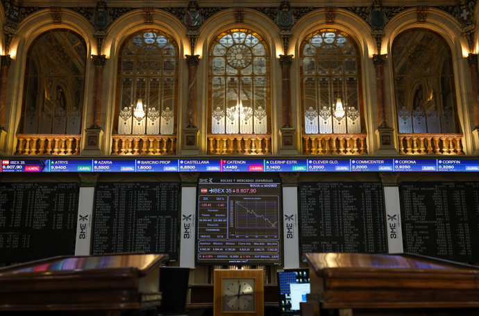 Archivo - Un panel del Ibex 35 en el Palacio de la Bolsa