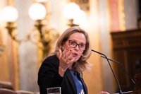 Calviño atisba que el PIB recuperará "pronto" los niveles prepandemia y pide subir salarios