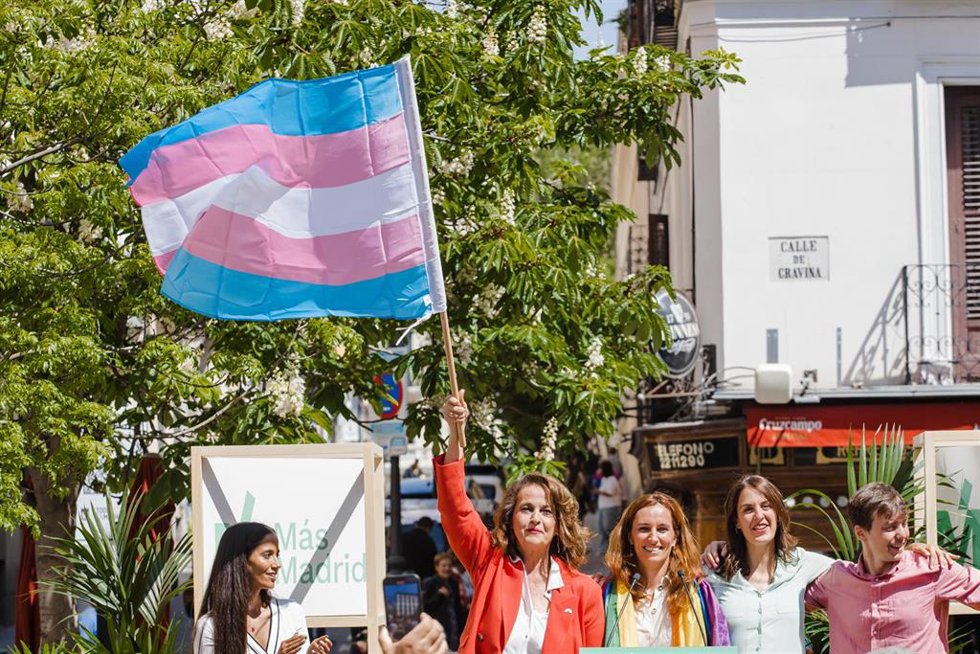 La candidata a la Asamblea de Madrid, Carla antonelli (2i) levantando una bandera Trans durante un acto de Más Madrid, junto a la candidata a la presidencia de la Comunidad de Madrid, Mónica García, y la candidata a la Alcaldía, Rita Maestre