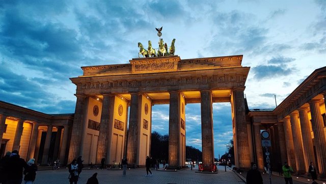 Puerta de Brandeburgo, en Berlin. Viajar es la primera actividad de los vascos durante Semana Santa