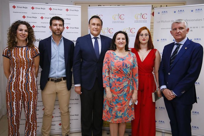 Gómez Villamandos (centro), en la entrega de los II Premios Nacionales de Investigación en Atención Primaria.