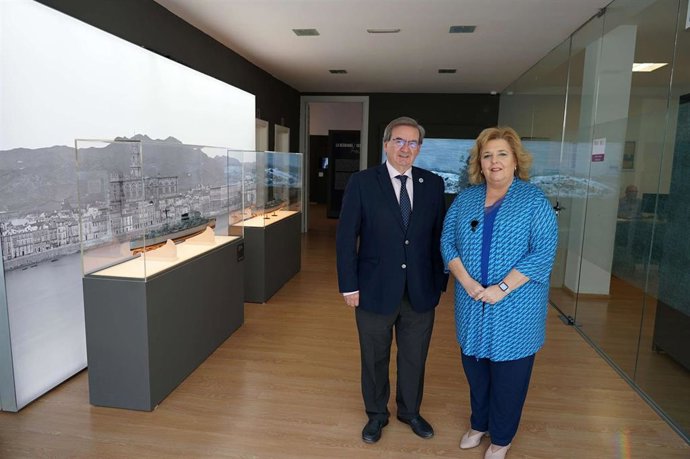 Visita del Gobierno y la Diputación de Granada a la muestra 'La Desbandá, 1937. De Málaga a los Pirineos'