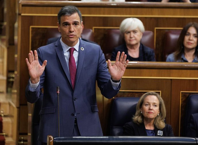 El presidente del Gobierno, Pedro Sánchez, y la vicepresidenta primera y ministra de Asuntos Económicos y Transformación Digital, Nadia Calviño, durante una sesión plenaria en el Congreso de los Diputados, a 19 de abril de 2023, en Madrid (España). Dura