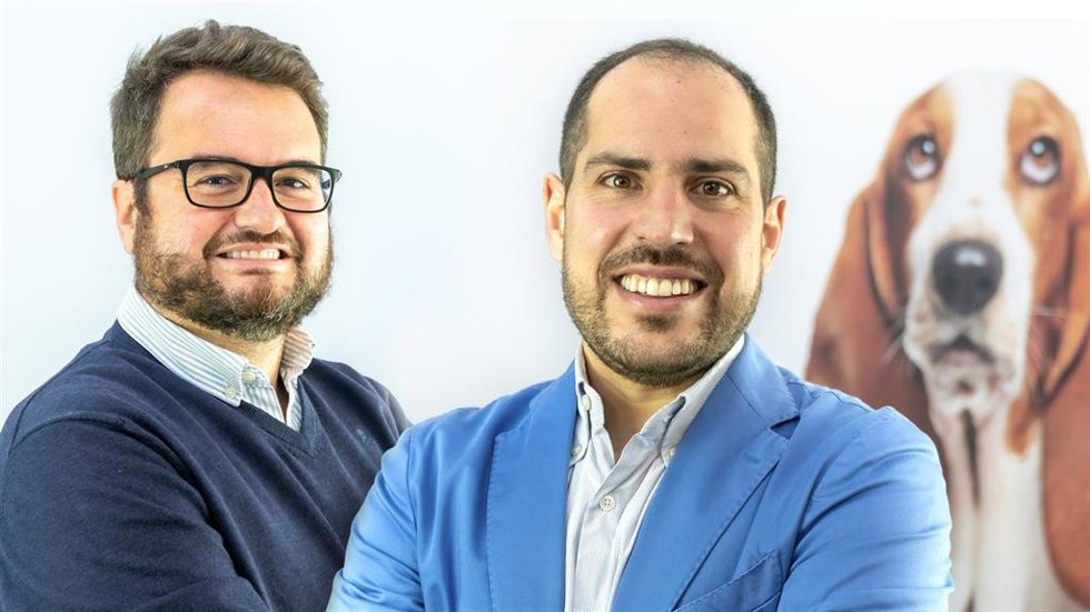 El expresidente de Rastreator, Fernando Summers, y su sucesor en el cargo, Víctor López