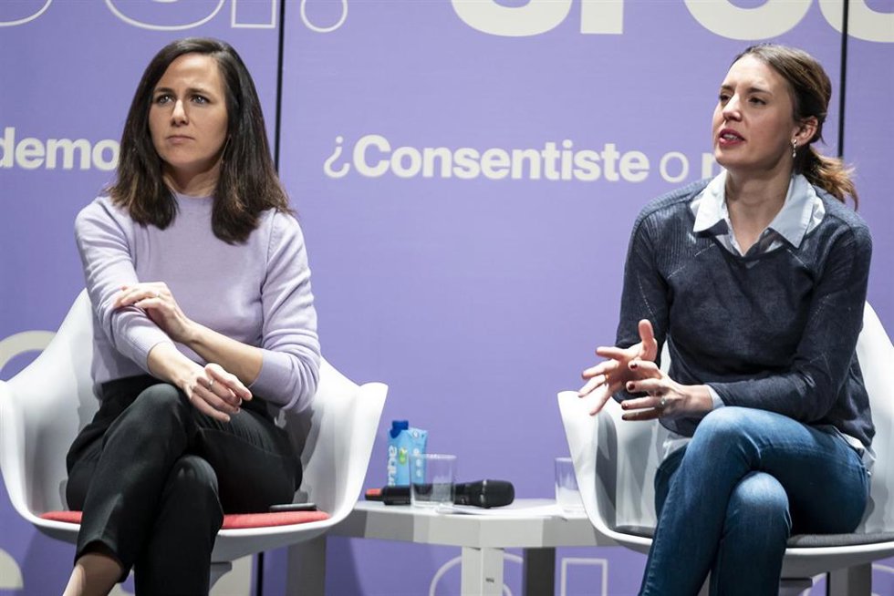 Archivo - La secretaria general de Podemos y ministra de Derechos SocialeS,, Ione Belarra, y la ministra de Igualdad, Irene Montero, durante el acto '¿Consentiste o no? Solo sí es sí', en el Círculo de Bellas Artes, a 5 de febrero de 2023, en Madrid, (E