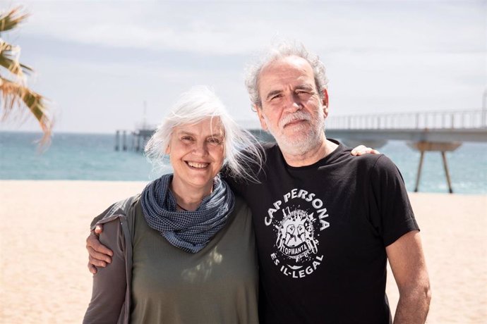 La candidata Dolors Sabater y el actor Willy Toledo ante el Pont del Petroli de Badalona (Barcelona).