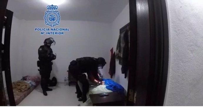 Agentes de la Policía Nacional durante la detención de los cinco presuntos autores del asesinato de un hombre en Arrecife (Lanzarote)