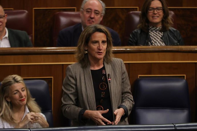 La vicepresidenta tercera y ministra para la Transición Ecológica y el Reto Demográfico, Teresa Ribera, interviene durante una sesión plenaria, en el Congreso de los Diputados, a 29 de marzo de 2023, en Madrid (España).  La ministra de Defensa comparece